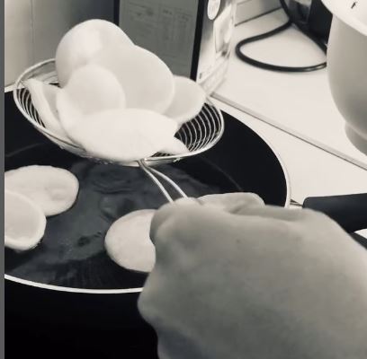 Slomotion shrimp chips